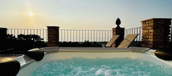 Farmhouse with hot tub overlooking Aeolians