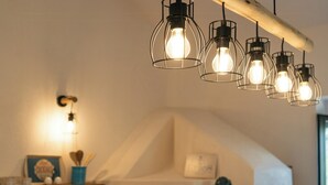Una habitación de diseño moderno, con una lámpara de techo original y un elemento decorativo en la pared.