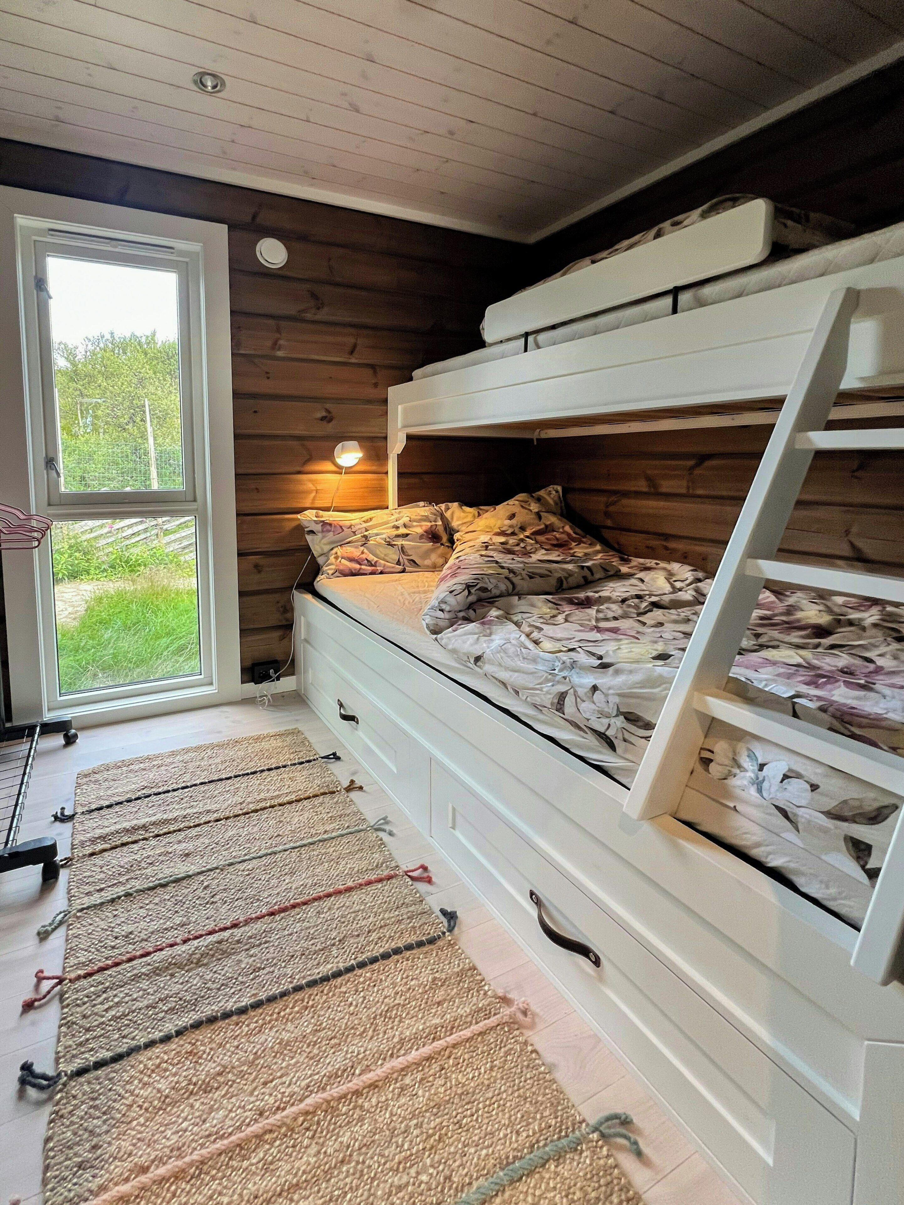 3 bedrooms, desk