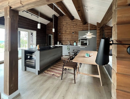 オーブン、食器洗い機、コーヒー / ティーメーカー. Mountain cabin with great ski terrain