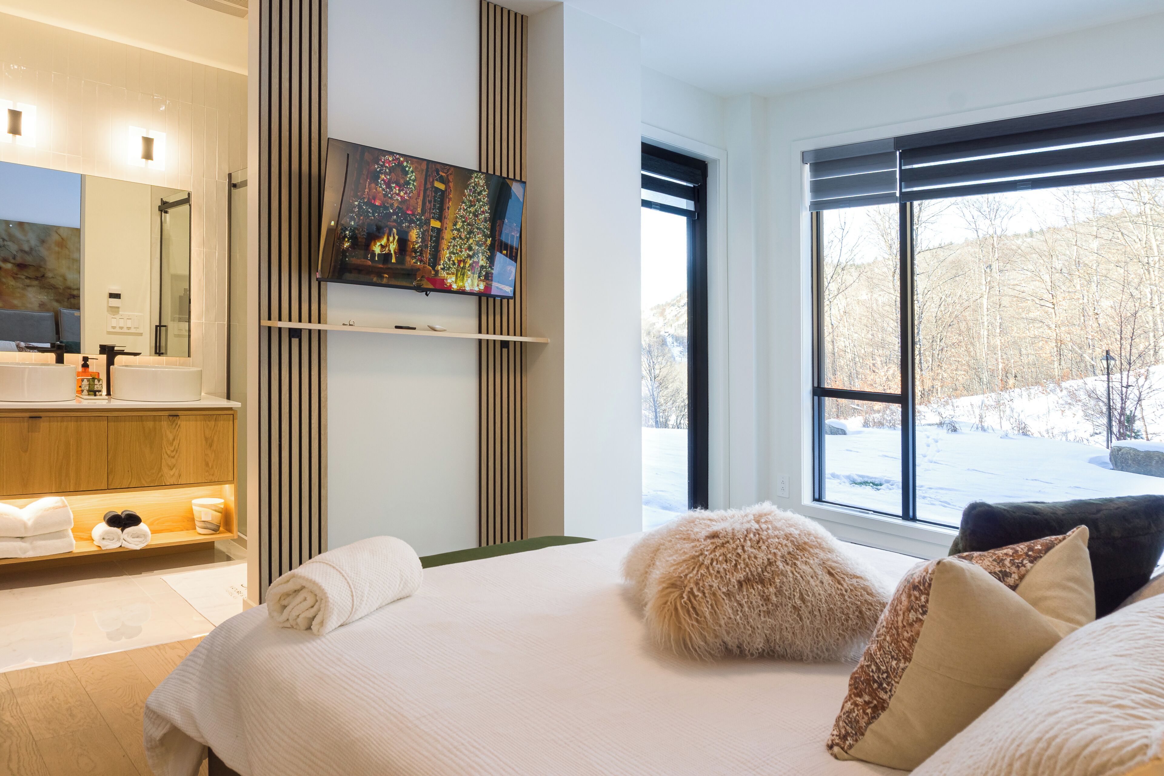 Een kluis op de kamer, een strijkplank/strijkijzer, reisbedje