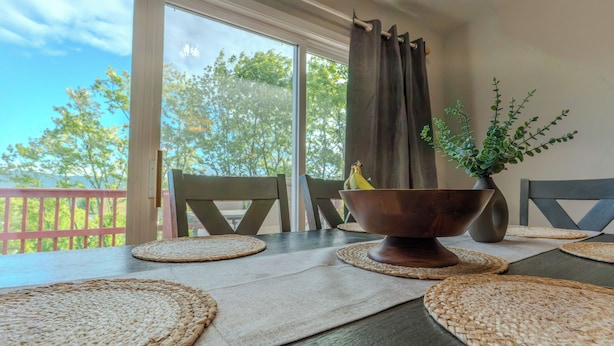 Een eettafel met placemats, een kom en een potplant.