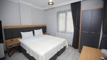 Tabla de planchar con plancha, wifi y ropa de cama