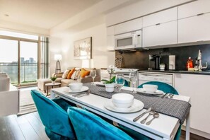 Private kitchen - The Parade Suites in DT Toronto (Toronto)