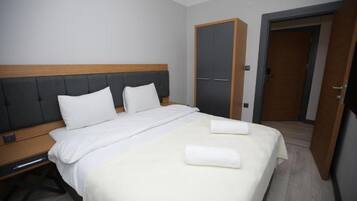 Tabla de planchar con plancha, wifi y ropa de cama