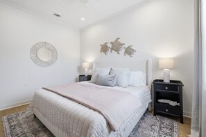 Un dormitorio con cama, dos mesitas de noche, un espejo montado en la pared y decoración mural.