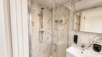 Deluxe Studio, Private Bathroom | Bathroom