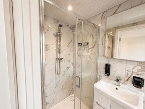 Deluxe Studio, Private Bathroom | Bathroom | Shower, towels, toilet paper - ExecStay - Central Reading (Reading)