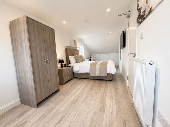 Deluxe Studio, Private Bathroom | Desk, laptop workspace, iron/ironing board, free WiFi - ExecStay - Central Reading (Reading)