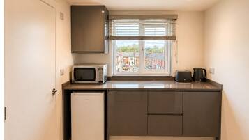 Deluxe Studio, Private Bathroom | Private kitchen