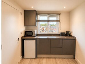 Deluxe Studio, Private Bathroom | Private kitchen | Fridge, microwave - ExecStay - Central Reading (Reading)