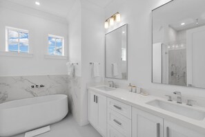 Shower, jetted bath, hair dryer, towels - Spacious 5-bedroom luxury home in new waterfront community in Grassy Key! (Marathon)
