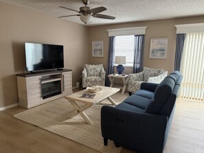 Living area - MINS to LAKE SUMTER LANDING! Patio Villa-Near Shopping…GOLF CART INCLUDED⛳️ (The Villages)