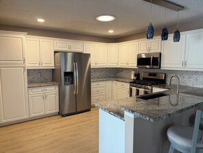 Private kitchen - MINS to LAKE SUMTER LANDING! Patio Villa-Near Shopping…GOLF CART INCLUDED⛳️ (The Villages)