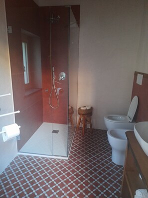 Dutxa, assecador de cabells, bidet i tovalloles 