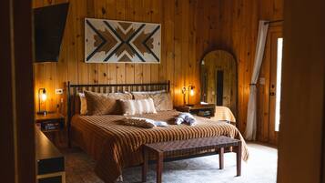 3 bedrooms, desk, iron/ironing board, travel crib