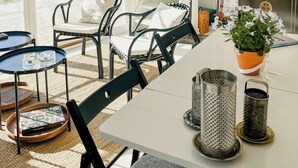 Et spiseområde med et bord, stole og en potteplante.