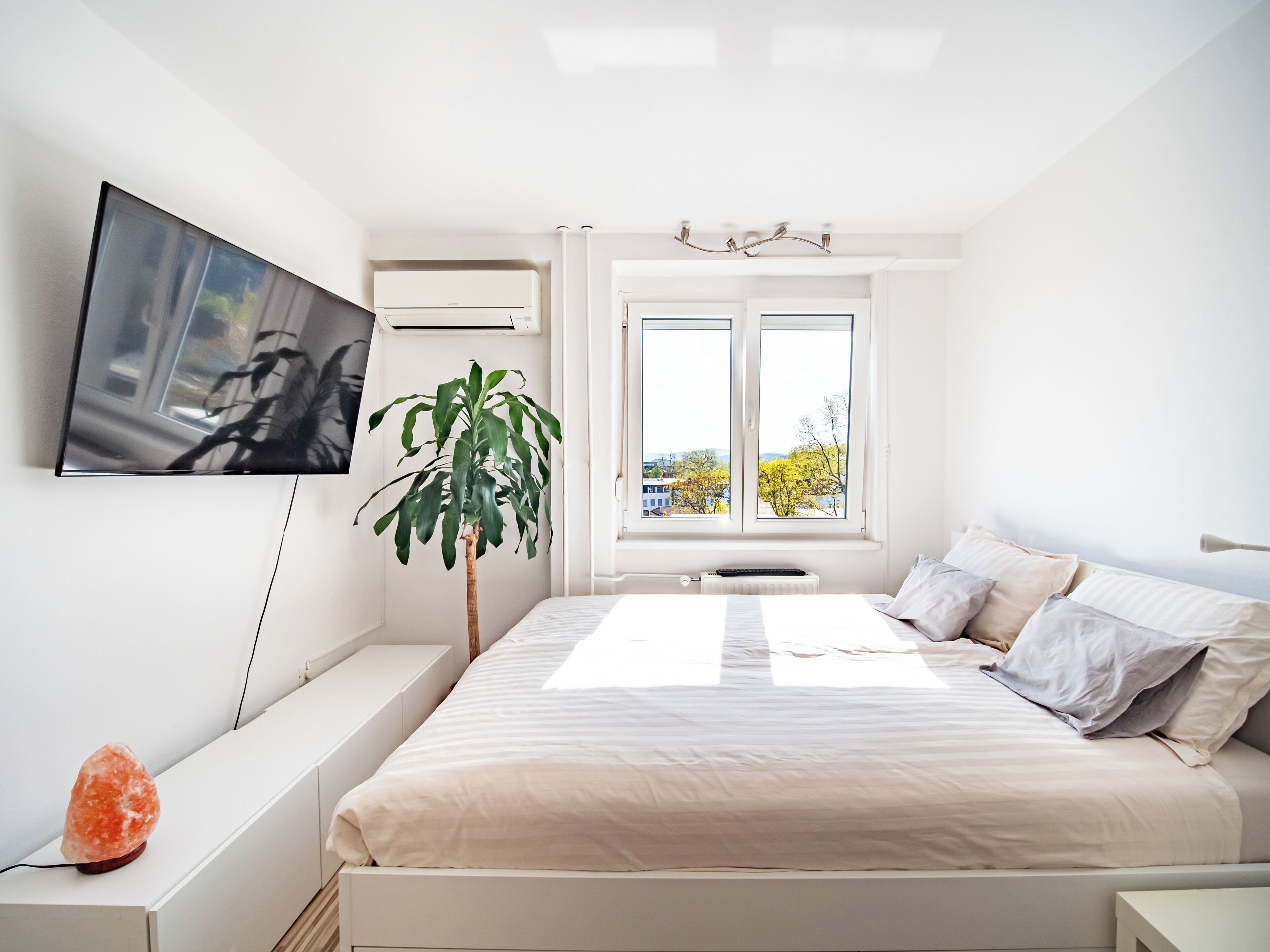 1 bedroom, iron/ironing board, internet, bed sheets