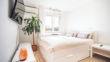 1 bedroom, iron/ironing board, internet, bed sheets