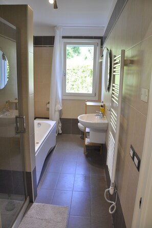 Dusche, Bidet, Handtücher, Seife
