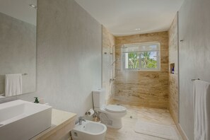 Secadora de cabello, bidet, toallas, jabón 