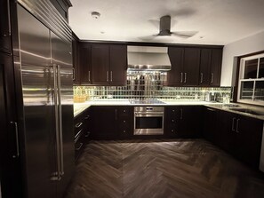 Fridge, microwave, oven, stovetop - Newly Renovated Large Spacious 2 Bedroom, 2 Bath (Hamilton)