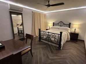 Desk, iron/ironing board, free WiFi, bed sheets - Newly Renovated Large Spacious 2 Bedroom, 2 Bath (Hamilton)
