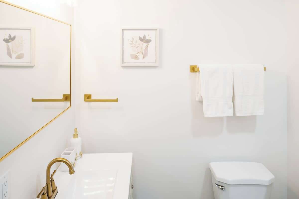 Chuveiro, secador de cabelo, toalhas de banho, shampoo