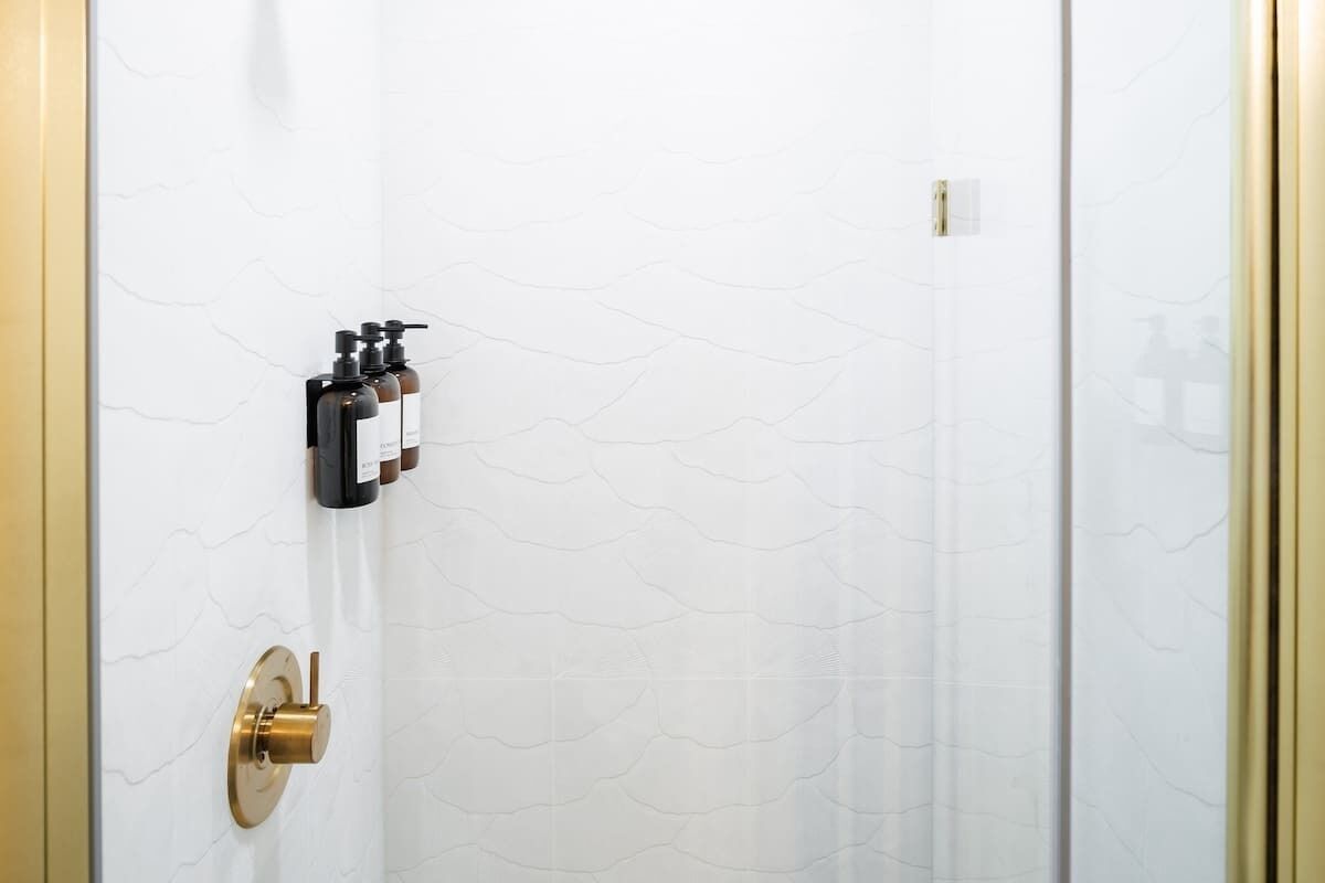 Een douche, een haardroger, handdoeken, shampoo