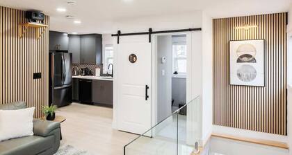 U04 - Stylish Charlottetown Apartment: Mini Movie Theater