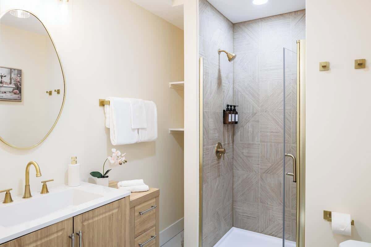Shower, hair dryer, towels, shampoo