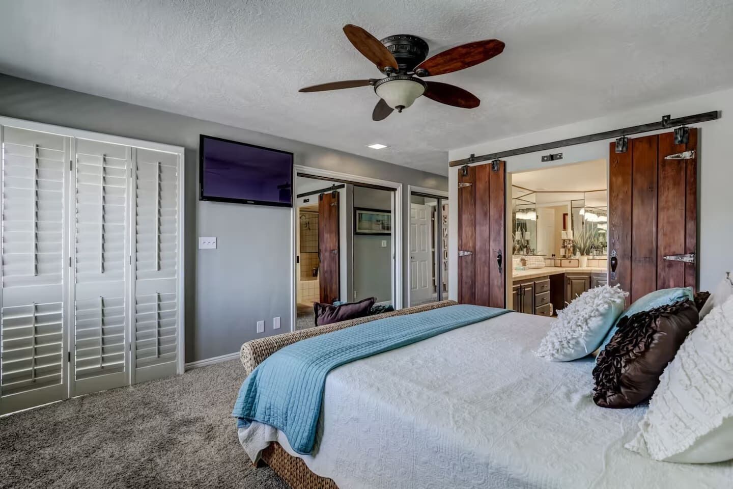 Desk, iron/ironing board, WiFi, bed sheets