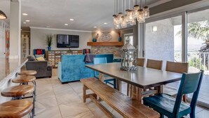 Una cucina moderna con zona pranzo, TV a parete e un'ampia finestra con vista panoramica.