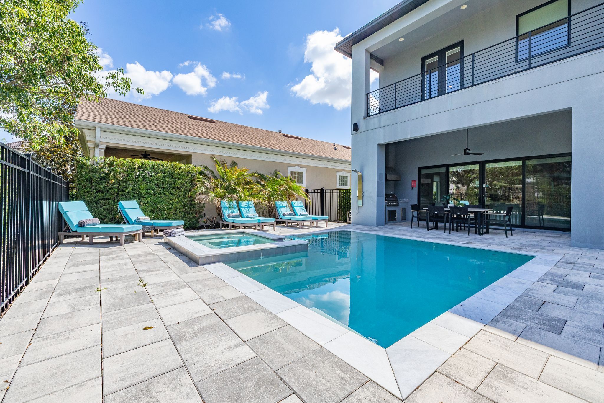 Una piscina al aire libre, una piscina climatizada