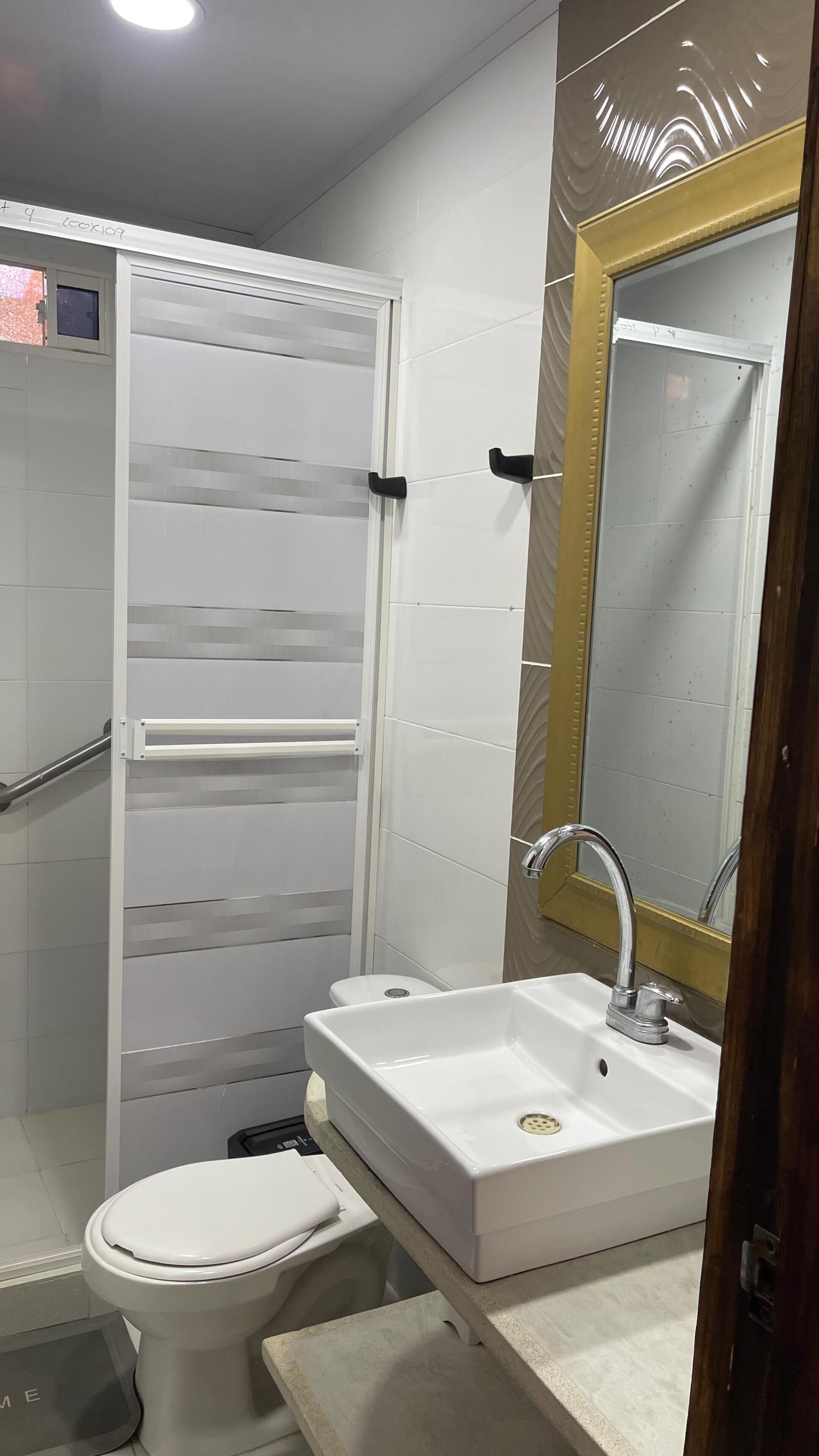 Ducha, toallas, jabón, shampoo