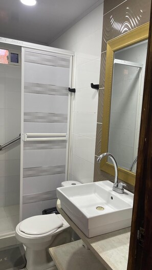 Shower, towels, soap, shampoo - Hospedaje JLV San Andres Islas (SAN ANDRÉS)