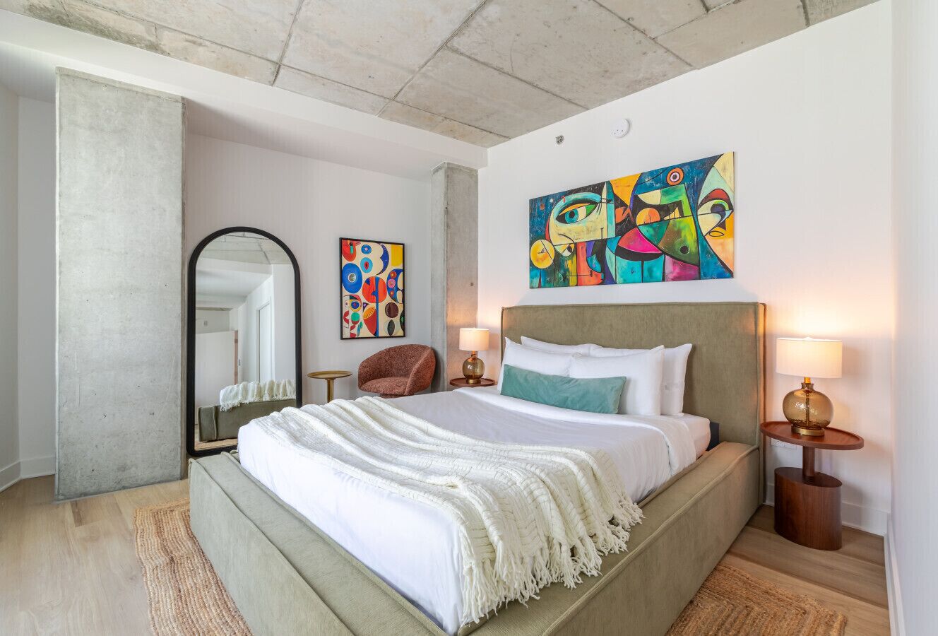 Desk, iron/ironing board, WiFi, bed sheets