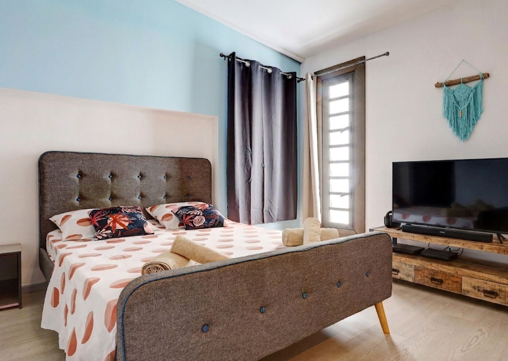 Iron/ironing board, WiFi, bed sheets