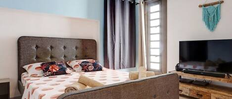 Iron/ironing board, WiFi, bed sheets