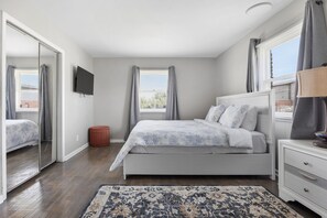 3 bedrooms, iron/ironing board, WiFi, bed sheets - Modern Luxe 3BR,2-Car Garage 5 Min to IND Airport (Indianapolis)