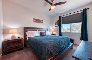 3 Schlafzimmer, Schreibtisch, Bügeleisen/Bügelbrett, Reisekinderbett