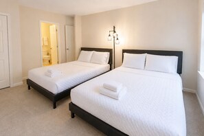 Tabla de planchar con plancha, wifi gratis, ropa de cama