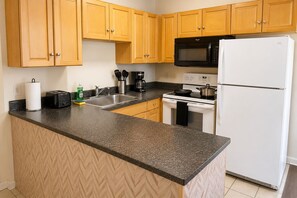 Fridge, microwave, oven, stovetop - Cozy Playhouse Sq Loft Near Clinic & CSU (Cleveland)