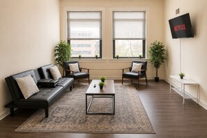 Living area - Cozy Playhouse Sq Loft Near Clinic & CSU (Cleveland)