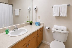 Towels, soap, toilet paper - Cozy Playhouse Sq Loft Near Clinic & CSU (Cleveland)