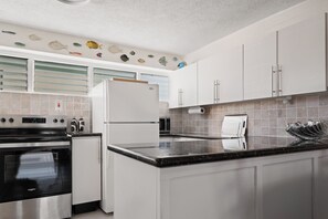 Private kitchen - Bright Interior-Designed Condo Near Bridgetown, UNESCO Garrison & Beaches (Bridetown)