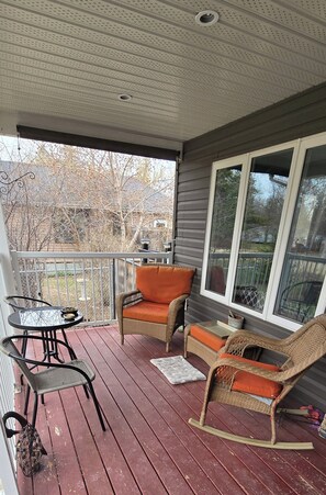 Outdoor dining - WINNIPEG BEACH RETREAT (Winnipeg Beach)