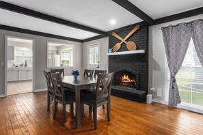 Dining - Sleeps 16 | Game Room + King Beds | Near Stadium (Overland Park)