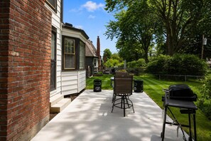 Outdoor dining - Sleeps 16 | Game Room + King Beds | Near Stadium (Overland Park)