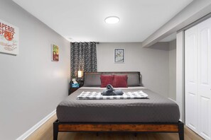 Iron/ironing board, travel cot, WiFi, bed sheets - Sleeps 16 | Game Room + King Beds | Near Stadium (Overland Park)